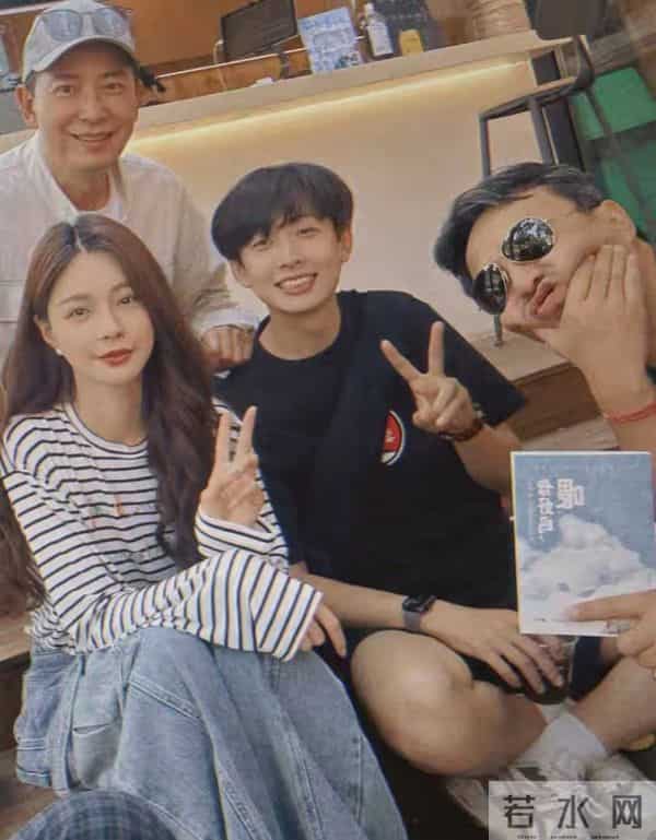 沈梦辰私密饭局曝光！亲手为汪涵盛汤，51岁涵哥胡子花白惊呆网友