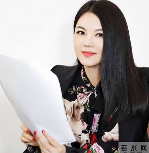 被回娘家的李湘无声炫到 客厅大得像酒店大堂 拍照破天荒只露半张脸