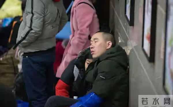 54岁张嘉译海南被偶遇！腰越来越严重了完全没办法站直中年才爆红