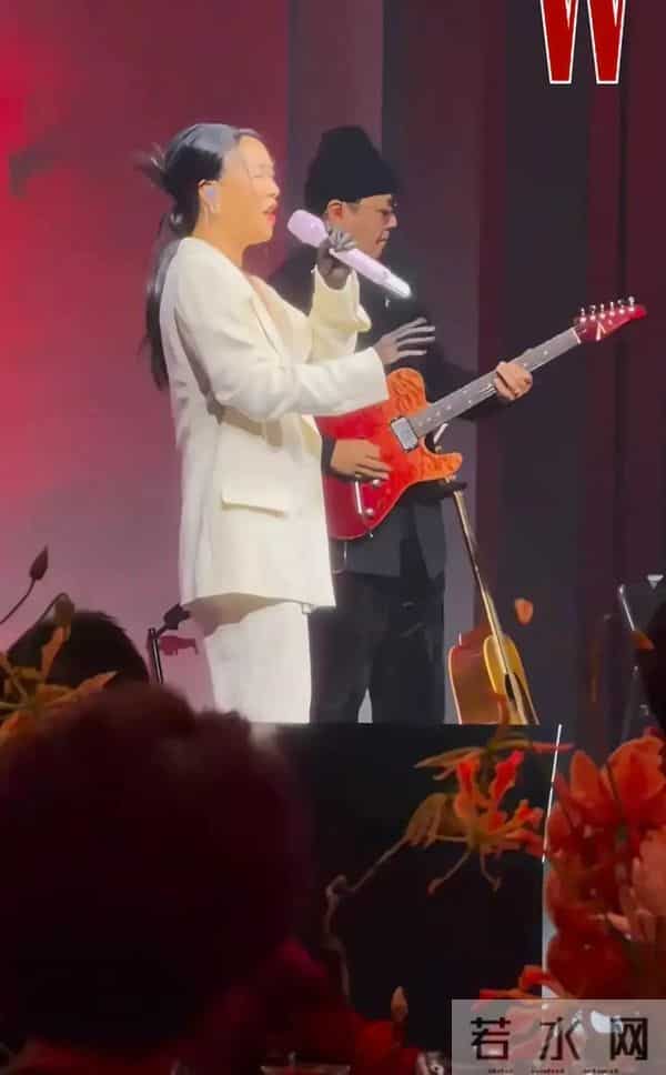 这一夜，巩俐头发白了，朱珠和卡地亚高层跳舞，郭晶晶盘发贵气