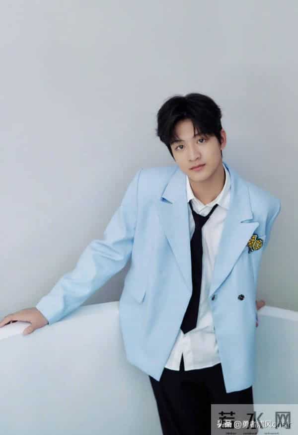 田亮晒照为儿子庆生,14岁田宸宇阳光帅气,身高近180全家最高