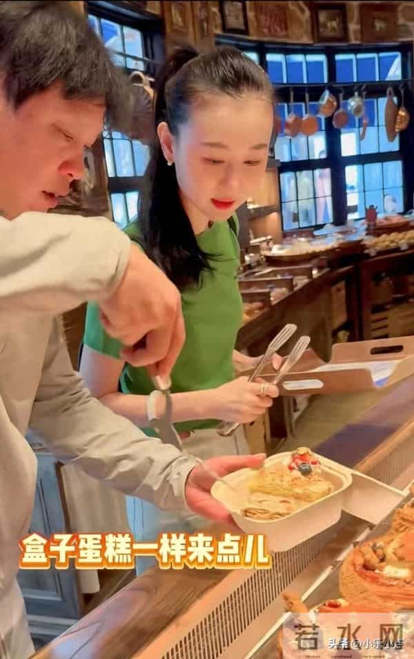 56岁范志毅带小17岁娇妻逛街，误认父女！老婆漂亮又强势