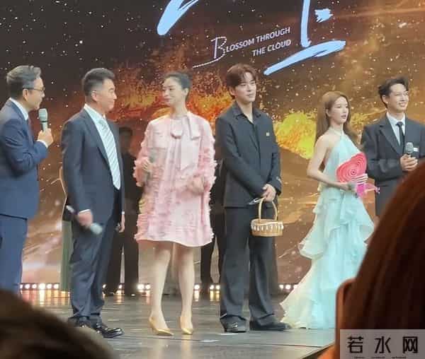 蒋欣出席招商大会,真人瘦好几圈又高又白,穿粉裙好显嫩不像42岁