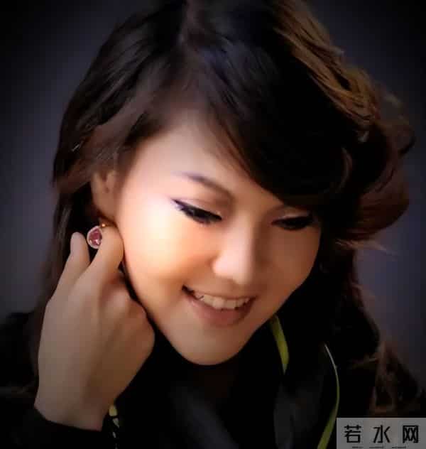 “躲汉子”乌兰图雅:从央视力捧到网友群嘲,42岁再陷陷桃色新闻