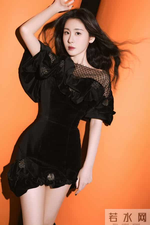 张碧晨脚踩黑色长筒靴,女人味十足,这腿好嫩