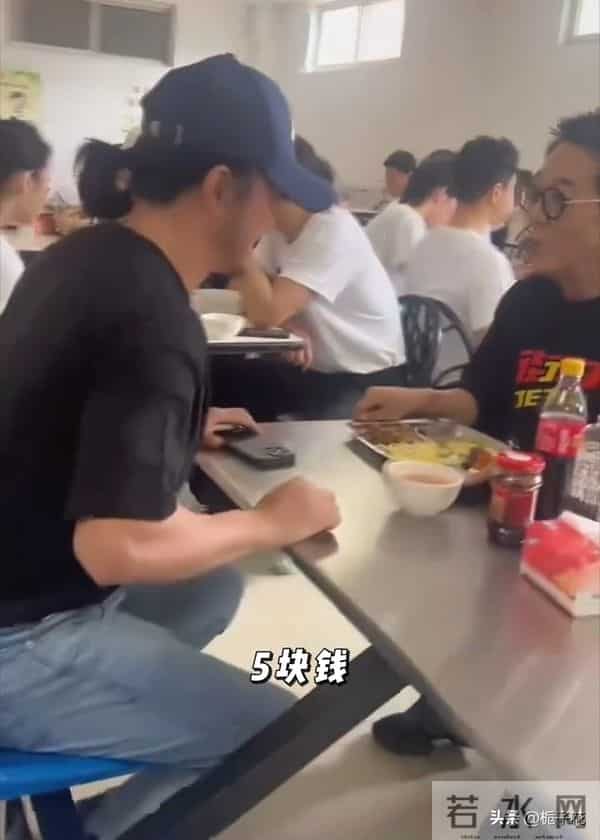 李连杰和吴京在食堂吃饭,俩人一点明星架子没有,生活还是很简朴
