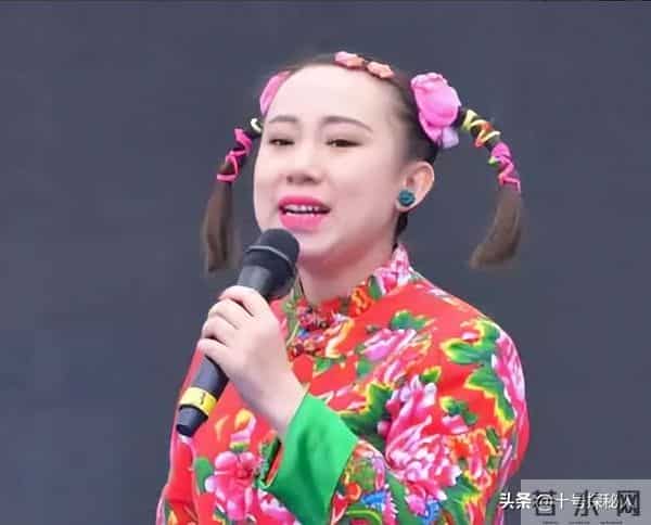 一手好牌打得稀烂！从春晚笑星到县城卖唱，丫蛋的今天怪不了别人