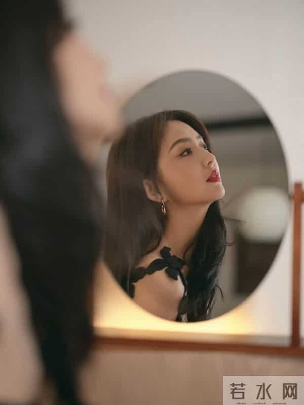 佟丽娅的日常美照，黑裙红唇尽显魅力