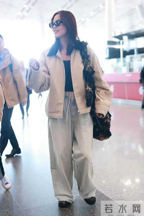 辛芷蕾机场私服!米色短外套黑色打底衫牛仔裤,休闲随性又时髦!