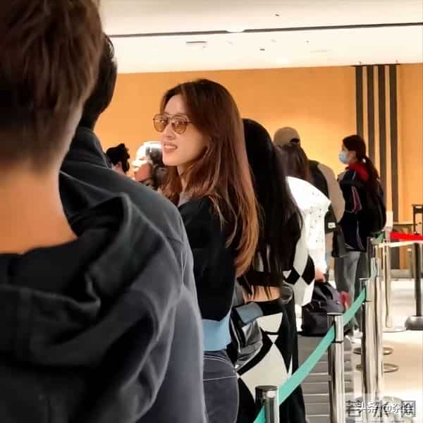 章泽天日本机场直发造型惊艳!换新look超有范