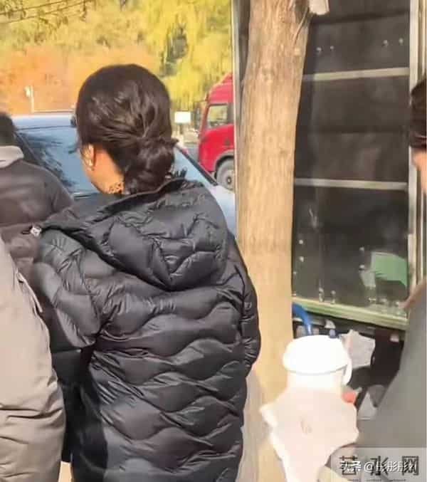 闫妮任素汐沈阳烤肉店被偶遇 54岁穿羽绒服扎卷发 时髦度不输年轻人