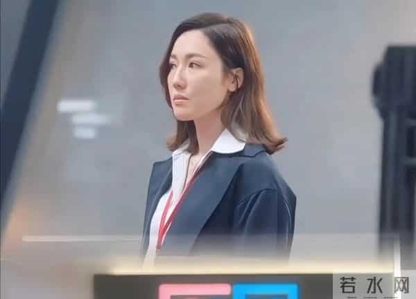 她曾是富家女,破产后选美出道,苦熬多年成主角,爱情事业双得意