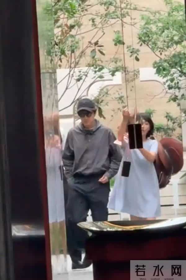 胡歌一家3口现身上海乐高，小茉莉坐推车好可爱，黄曦宁阻止拍照