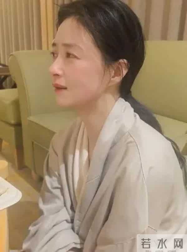 走了大S老路?42岁蒋欣减肥崩溃落泪,给女明星们狠狠上了一课