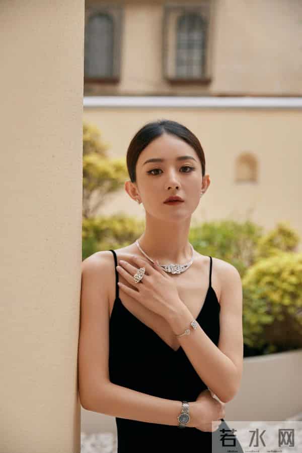 黑丝绒吊带裙裹着冷艳的柔，内里宝蓝衬出暗调的烈