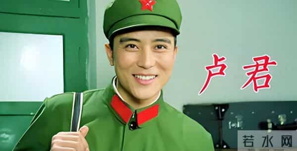 他曾是北影厂第一美男，退居幕后20年担任制片人，如今老的不敢认