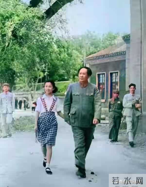 毛主席一家四口合影，四人脸上全是笑意，李讷紧挨毛主席