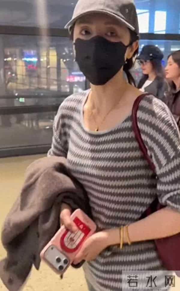 董璇被传怀上二胎现身机场！特地脱下外套回应