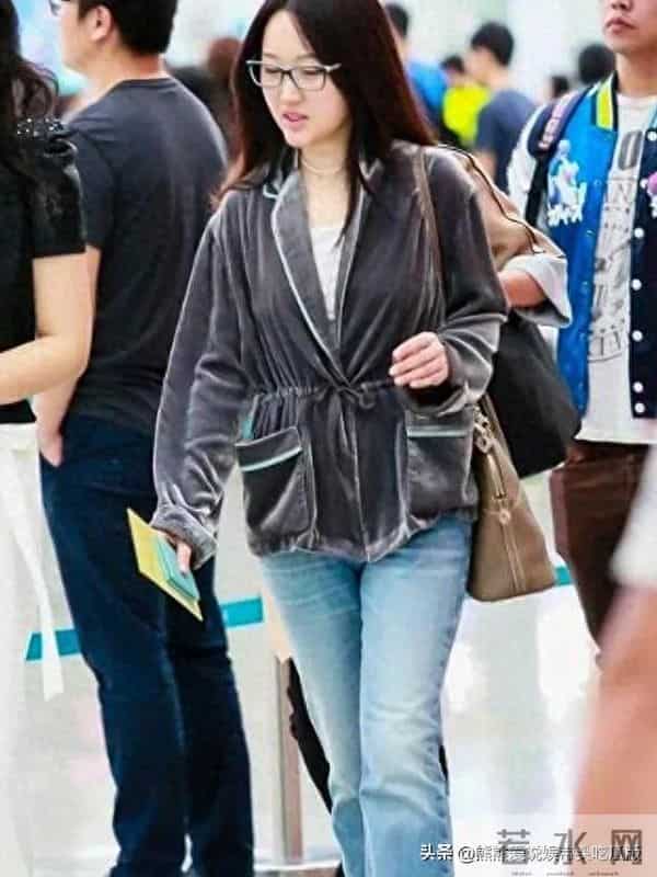 杨钰莹终于换风格了！穿丝绒西装+牛仔裤，时髦又减龄！