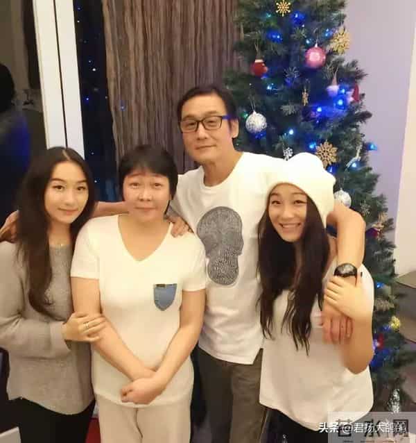 看李连杰与黄秋燕利智的合影，爱不爱太明显