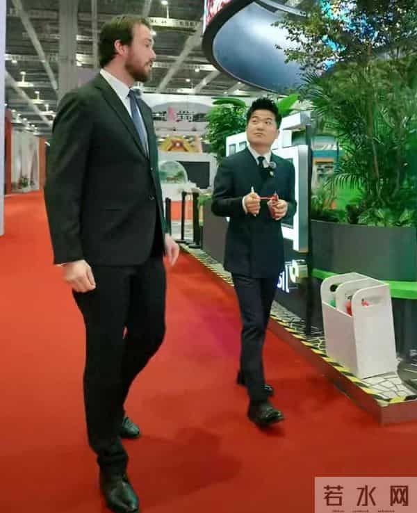 跟着董宇辉逛上海进博会，外国友人惊呆了，这小子是真吃啊！