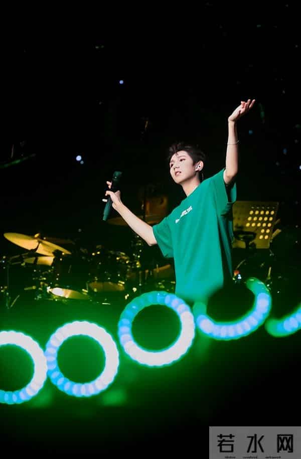 一场生日，戳穿25岁王源江湖地位，易烊千玺确实一个字都没说错