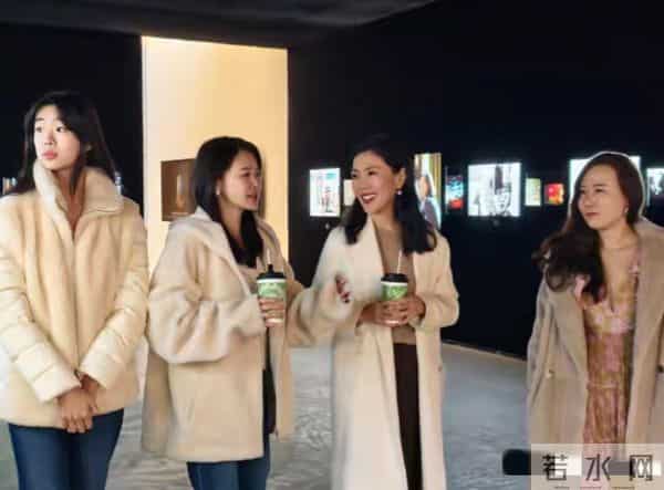 佟大为妻女看展 17岁大女儿身高近180 发育惊人 长得像爸爸 妈妈最美