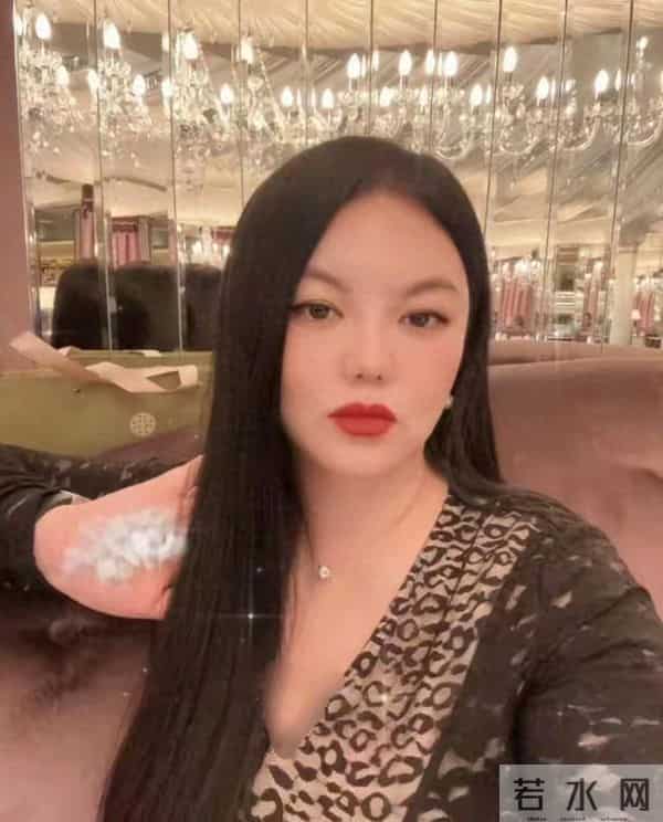 李湘回娘家，客厅大得像酒店大堂，无声中又炫了一把让人羡慕！