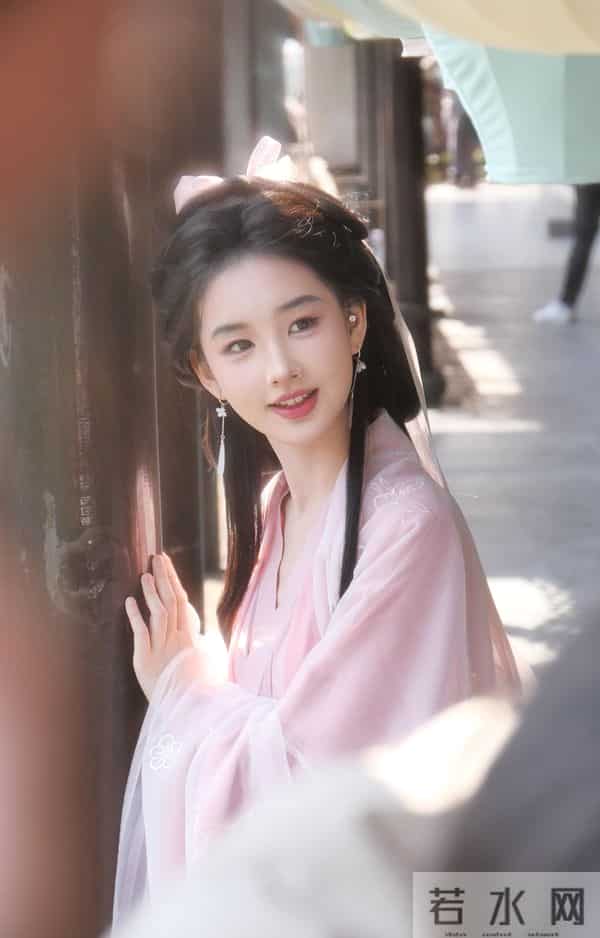 安徽大学校花黄玉瑶好美，精美的五官配鹅蛋脸，美得让人移不开眼