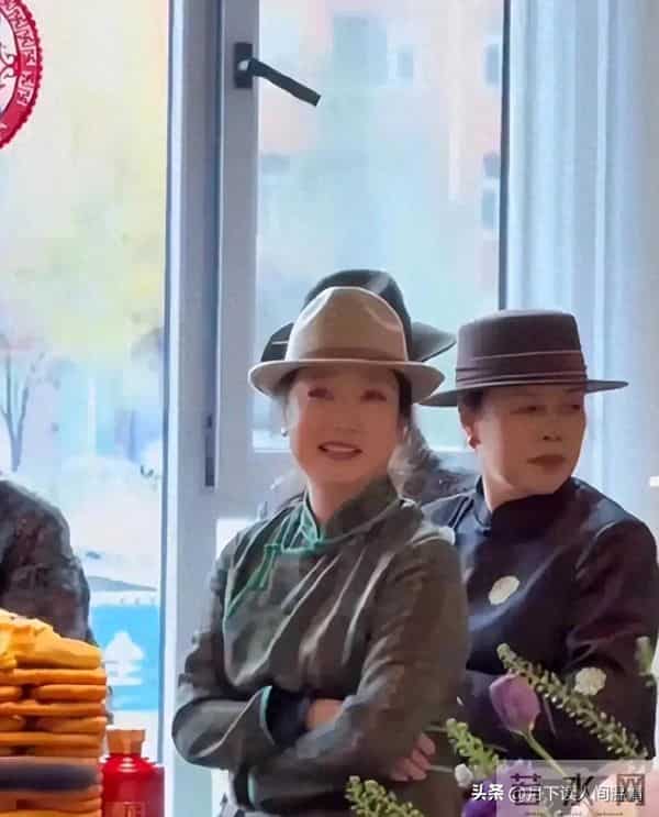 45岁玲花现身外甥婚礼，蒙古袍配宽檐帽松弛贵气，气质妥妥的拿捏