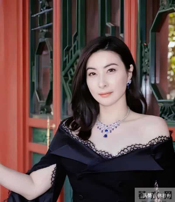 郭晶晶北京出席活动被偶遇，穿黑色长裙优雅大方，网友：贵气十足