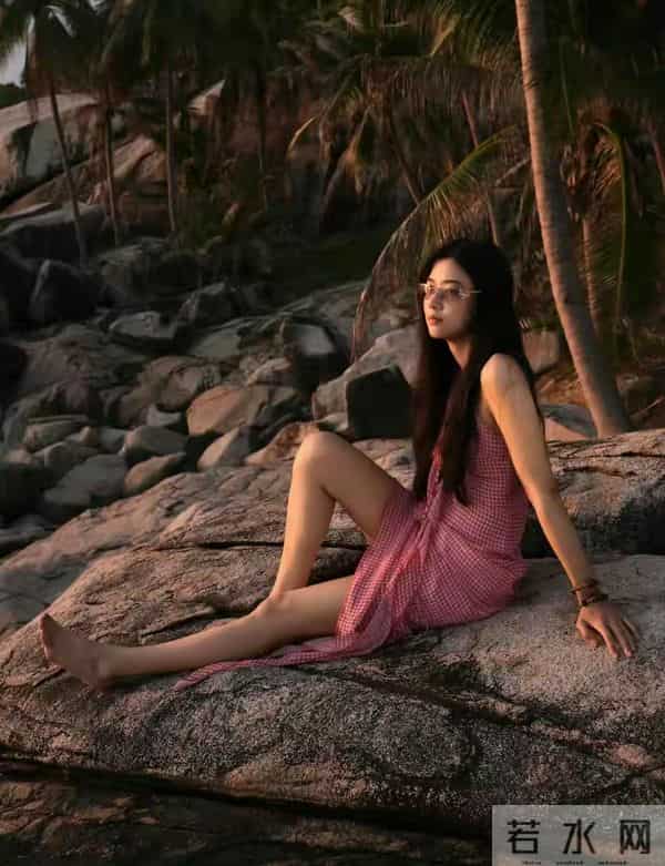 卢昱晓海边写真，光脚丫很可爱