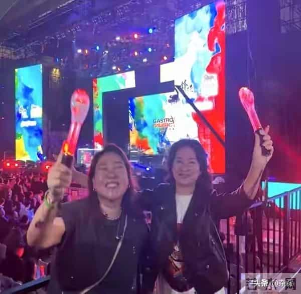 63岁何超琼香港为干女儿庆生，送哪吒蛋糕，幸福氛围拉满