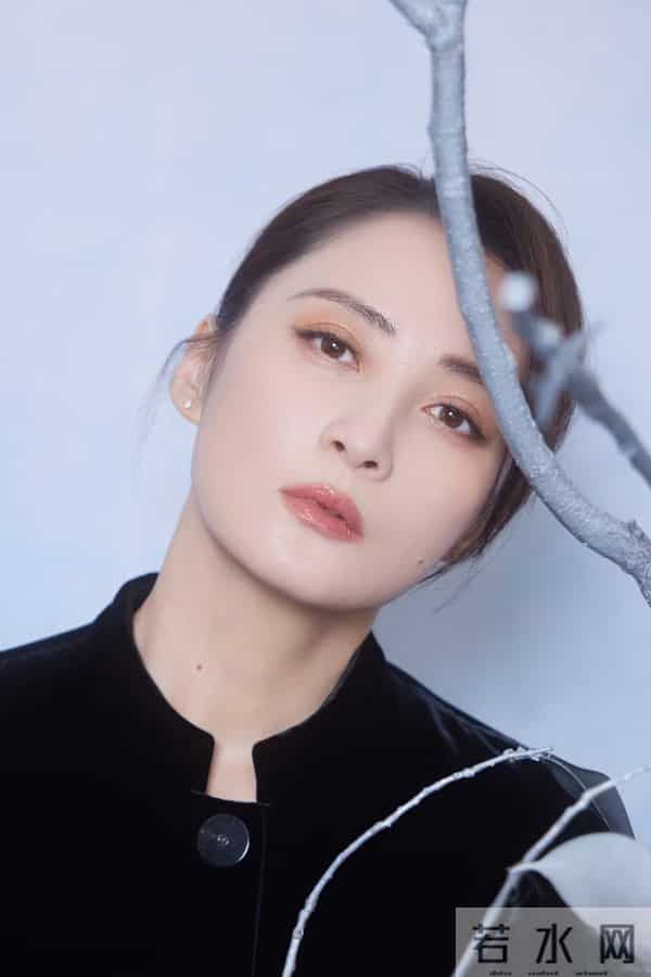 蒋勤勤分享国风写真，黑丝绒刺绣装配低盘发，气质典雅美出新高度