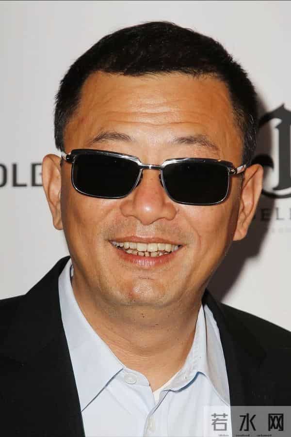 王家卫一个做法让古二翻脸，3年兼任4个职位，3000薪水干30万的活