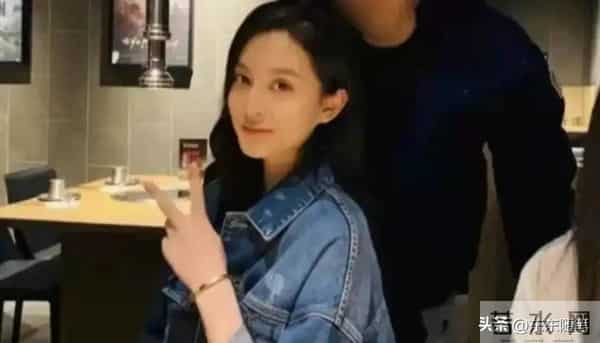 毛阿敏19岁的女儿,竟然是我们熟悉的她!穿红色冲锋衣太清纯了