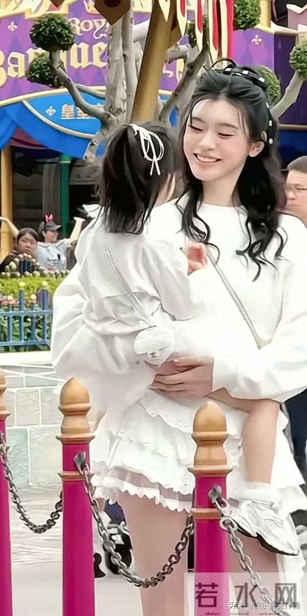 奚梦瑶和女儿亲吻互动,网友:何猷君真正目的达到了