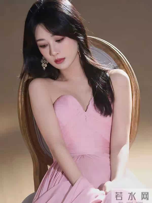 杨紫绝美写真，一袭粉色抹胸裙，甜美性感