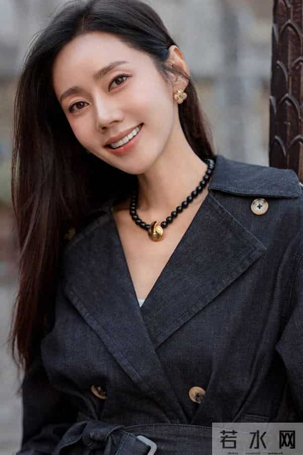 穿黑色风衣的秋瓷炫