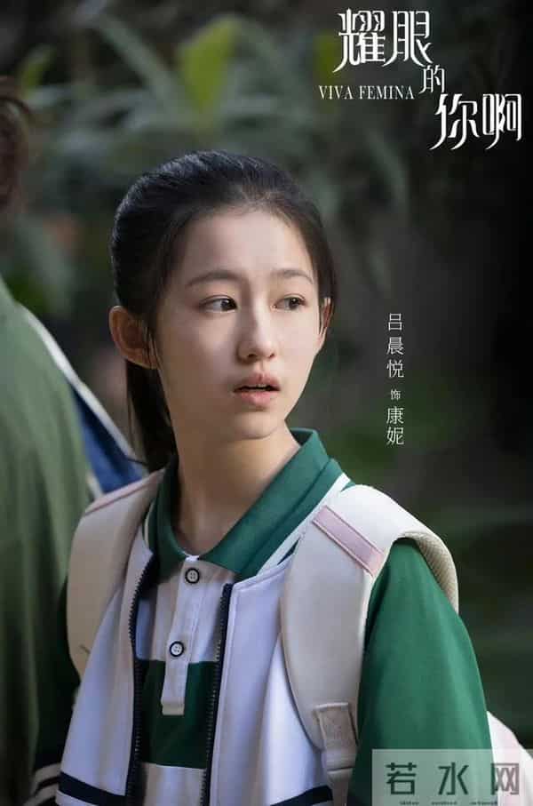 《沉默的荣耀》首获新奖,导演杨亚洲带她出圈,乖巧可爱像小公主