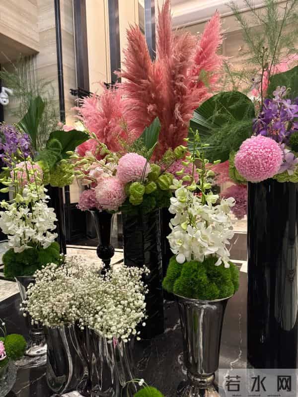 被回娘家的李湘无声炫到 客厅大得像酒店大堂 拍照破天荒只露半张脸