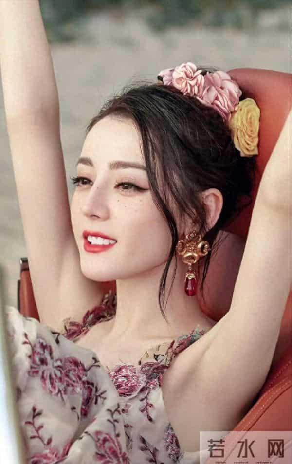 迪丽热巴这张拿椰子的照片，把我看饿了…不对，是看美了！