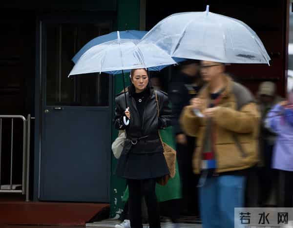 59岁巩俐在北京公园,长了皱纹头发凌乱,喝老酸奶吃糖葫芦接地气