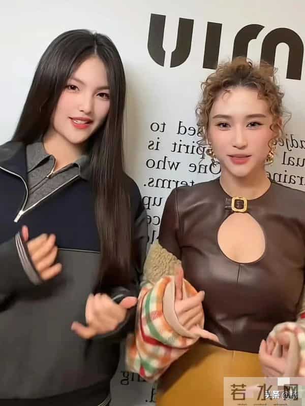 两位真千金罕见同框，何超莲娇小玲珑，小17岁的王诗龄端庄大气