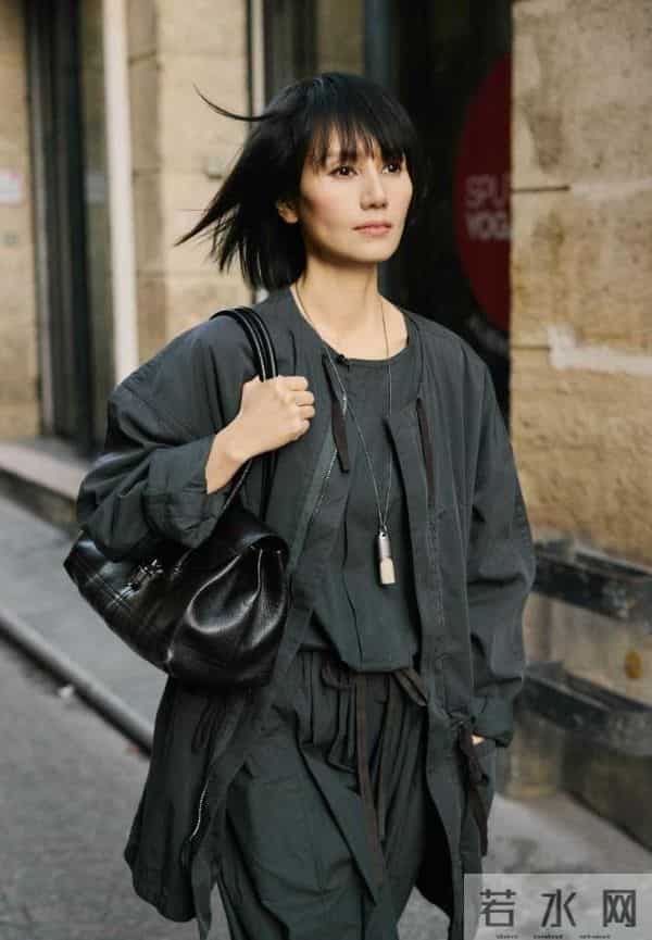 48岁“袁泉”带火了一种新穿搭：肥大外套+宽松裤子，洋气又减龄