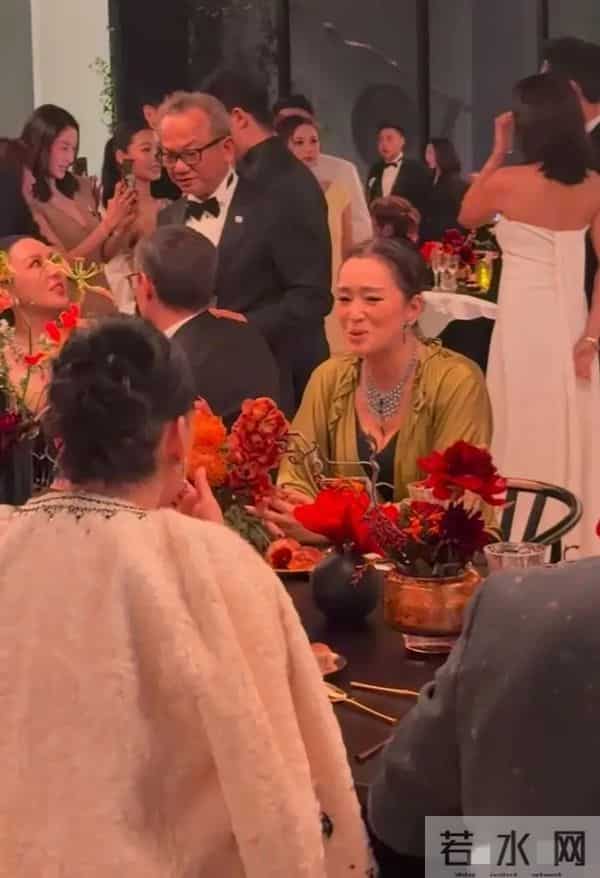 巩俐59岁依旧美出圈!知性打扮+吸睛项链,线下活动太亮眼