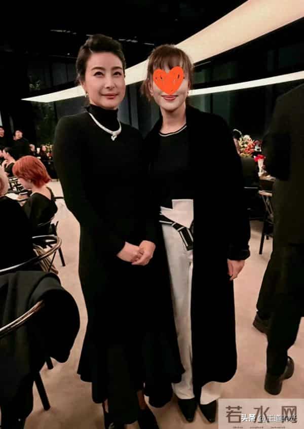 郭晶晶卡地亚活动 黑色礼服包裹严实 简单珠宝装饰贵气逼人 细纹优雅