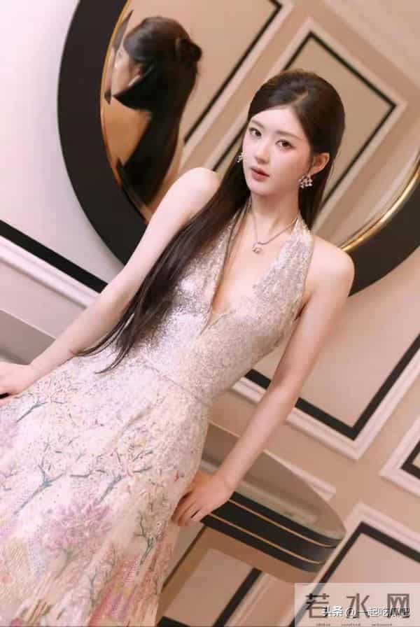 27岁赵露思太丰满，黑色紧身裙都兜不住好身材，难怪直男都喜欢她