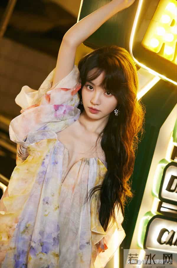 甜妹天花板 vs 四千年美女!田曦薇鞠婧祎谁更受网友喜欢?