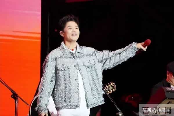 凤凰传奇的44岁玲花，怕是走上了玖月奇迹王小玮的“老路”